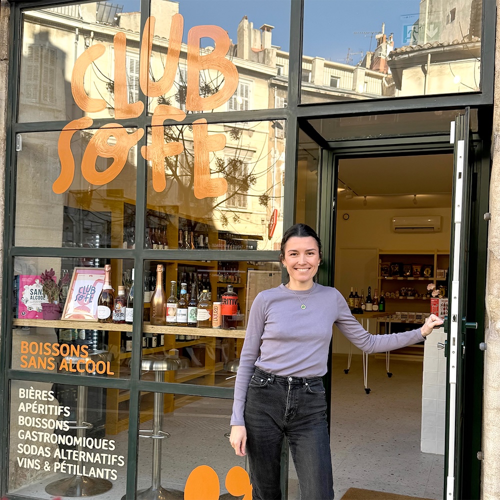 Devanture du Club Soft à Marseille, avec Adélaïde Brousseau